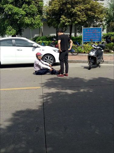 坐共享单车车篮摔死,共享单车摔倒