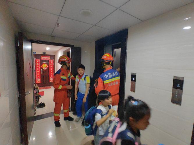 挡电梯门致幼童被困,用婴儿挡电梯门