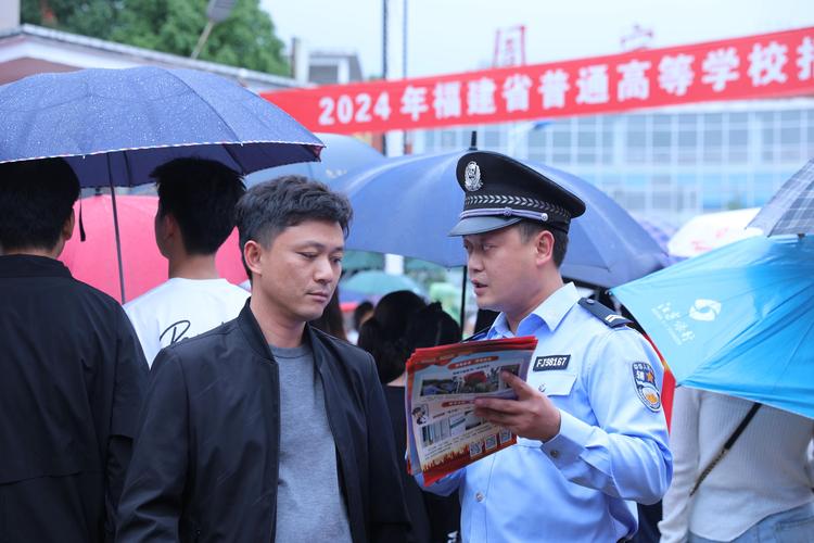 网警护航2025高考,警方护航高考