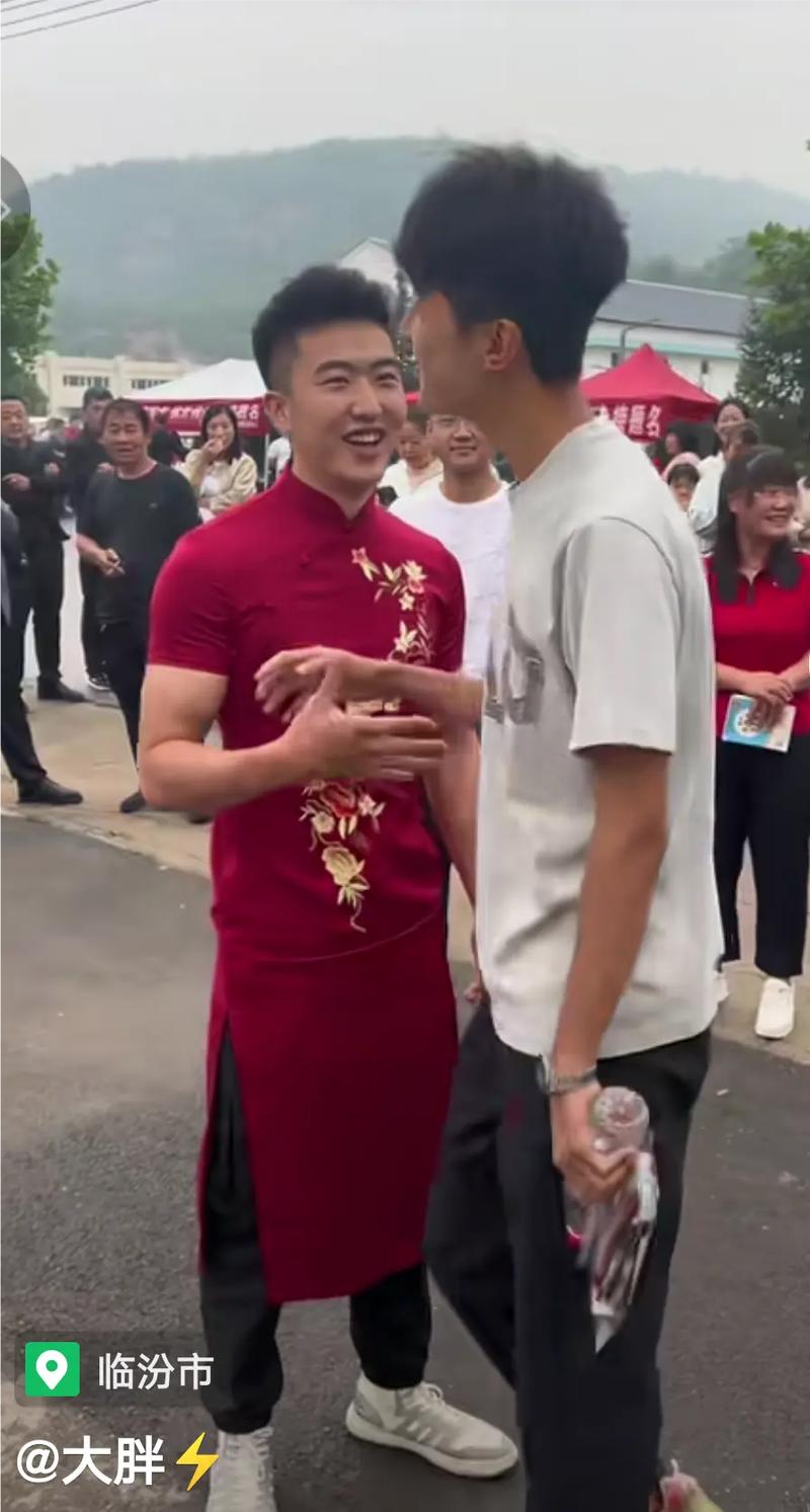 考生爸爸穿旗袍送考,考生爸爸穿旗袍送考生礼物