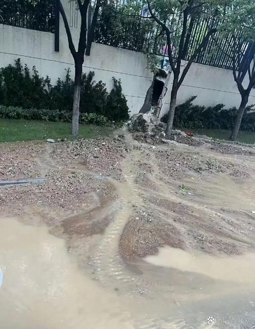 长沙暴雨楼梯变瀑布,长沙暴雨楼梯变瀑布事件