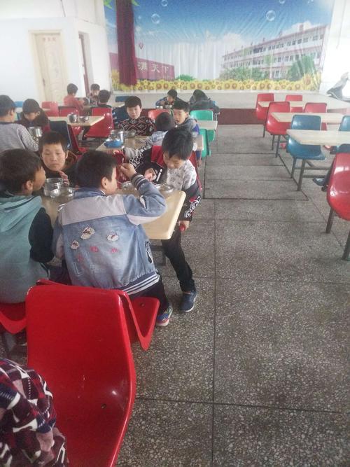 日学校午餐减少米饭,学校午餐时刻