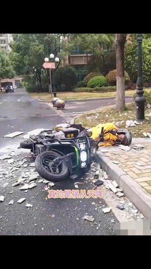 205斤小伙被风吹倒,男子被风吹走